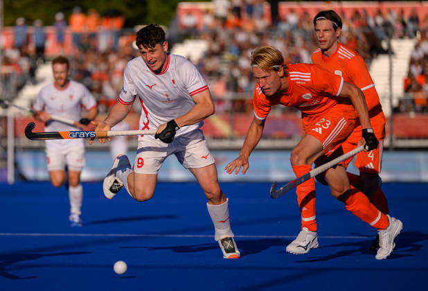 Hockey World Cup Day Ten Henry Croft of England battles for the ball with Joep de Mol of Netherlands during the match in Pool E of the 2026 FIH Hockey World Cup at Wagener Stadium, Amstelveen 24 08 2026 UK Newspapers OUT Copyright: xGraemexWilcocksonx FIL-23822-0072