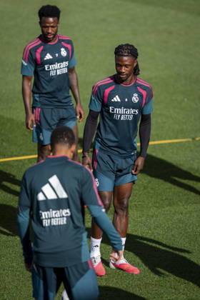 Real Madrid training session Eduardo Camavinga of Real Madrid CF (R) is seen training with his teammates during the training session ahead of their LaLiga EA Sports football match against Real Sociedad at Ciudad Real Madrid on August 25, 2026 in Madrid, Spain. Madrid Ciudad Real Madrid Madrid Spain Copyright: xAlbertoxGardinx AGardin_20260825_Foot_Rea_Mad_Tra_0099