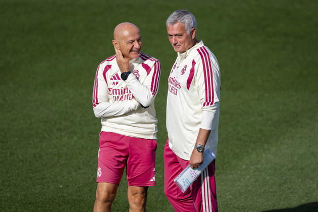 Real Madrid training session Jose Mourinho (R), head coach of Real Madrid CF, is seen talking with Antonio Pintus (L) during the training session ahead of their LaLiga EA Sports football match against Real Sociedad at Ciudad Real Madrid on August 25, 2026 in Madrid, Spain. Madrid Ciudad Real Madrid Madrid Spain Copyright: xAlbertoxGardinx AGardin_20260825_Foot_Rea_Mad_Tra_0038