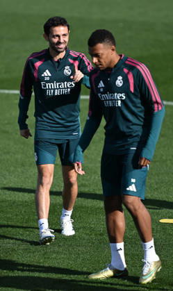 Real Madrid s training session MADRID, SPAIN - AUGUST 25: Bernardo Silva (L) and Kylian Mbappe (C) of Real Madrid take part in a training session at the club s Valdebebas training facilities ahead of their La Liga match against Real Sociedad, on August 25, 2026 in Madrid, Spain. Burak Akbulut Anadolu Madrid Spain. Editorial use only. Please get in touch for any other usage.  Copyright: x2026xAnadoluxBurakxAkbulutx