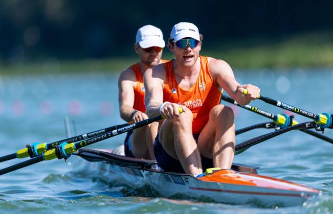 AMSTERDAM - Simon van Dorp and Melvin Twellaar during the quarter-final of the men s double sculls on the second day of the World Rowing Championships at the Bosbaan in the Amsterdam Forest. IRIS VAN DEN BROEK ANP xVIxANPxSportx xxANPxIVx 566248099 originalFilename: 566248099