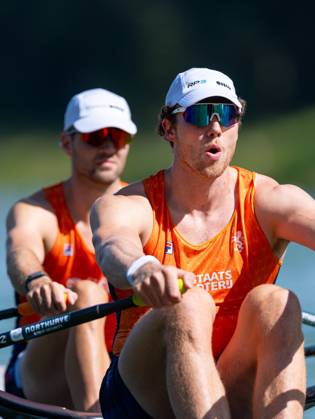 AMSTERDAM - Simon van Dorp and Melvin Twellaar during the quarter-final of the men s double sculls on the second day of the World Rowing Championships at the Bosbaan in the Amsterdam Forest. IRIS VAN DEN BROEK ANP xVIxANPxSportx xxANPxIVx 566248288 originalFilename: 566248288