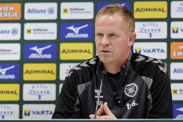 SOCCER - UEFA ECL, Rapid vs Hearts VIENNA,AUSTRIA,25.AUG.26 - SOCCER - UEFA Conference League, play-off, SK Rapid Wien vs Heart of Midlothian FC, preview, press conference, PK, Pressekonferenz Hearts. Image shows head coach Wouter Vrancken (Hearts). GEPAxpictures xArminxRauthner
