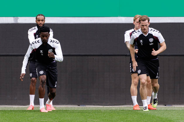 SOCCER - UEFA ECL, Rapid vs Hearts VIENNA,AUSTRIA,25.AUG.26 - SOCCER - UEFA Conference League, play-off, SK Rapid Wien vs Heart of Midlothian FC, preview, training Hearts. Image shows Landry Kabore and Jamie McCart (Hearts).  GEPAxpictures xArminxRauthner