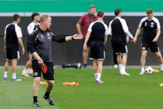 SOCCER - UEFA ECL, Rapid vs Hearts VIENNA,AUSTRIA,25.AUG.26 - SOCCER - UEFA Conference League, play-off, SK Rapid Wien vs Heart of Midlothian FC, preview, training Hearts. Image shows head coach Wouter Vrancken (Hearts) and the team of Hearts.  GEPAxpictures xArminxRauthner