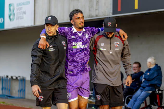 Burghausen, Germany, August 25, 2026; Toto Cup (Bavarian State Cup) 2026–2027, Round of 16: SV Wacker Burghausen vs. FC Ingolstadt 04. Pictured, second from left: Davide Danilo Sekulovic of FCI is escorted off the field after sustaining an injury; Flatbuy Stadium, Bavaria Copyright: xFotostandx xSchäferx