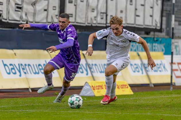 Burghausen, Germany, August 25, 2026 — Toto Cup (Bavarian State Cup) 2026–2027, Round of 16: SV Wacker Burghausen vs. FC Ingolstadt 04. Pictured, from left, in a tackle: Ognjen Drakulic (FCI) and Benedikt Schwarzensteiner (Burghausen)at the flatbuy Stadium in Bavaria Copyright: xFotostandx xSchäferx