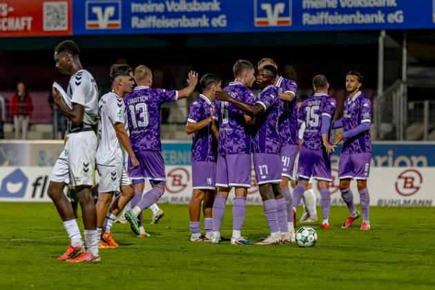 Burghausen, Germany, August 25, 2026, Toto Cup (Bavarian State Cup) 2026–2027, Round of 16: SV Wacker Burghausen vs. FC Ingolstadt 04. Pictured in the crowd, goal scorer Obed Ugondu of FCI celebrates his goal—making the score 0–3—with his teammates, Flatbuy Stadium, Bavaria Copyright: xFotostandx xSchäferx