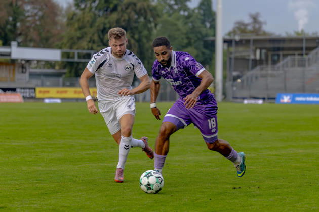 Burghausen, Germany, August 25, 2026, Toto Cup, 2026–2027 Bavarian State Cup, Round of 16: SV Wacker Burghausen vs. FC Ingolstadt 04. Pictured, from left, in a tackle: Alexander Gordok (Burghausen) and Keanan Bennetts (FCI) at the Flatbuy Stadium in Bavaria. Copyright: xFotostandx xSchäferx