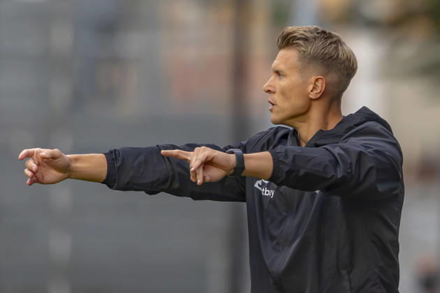 Burghausen, Germany, August 25, 2026, Toto Cup (Bavarian State Cup) 2026–2027, Round of 16: SV Wacker Burghausen vs. FC Ingolstadt 04. Pictured: Burghausen coach Matthias Ostrzolek gesturing on the field at the flatbuy Stadium in Bavaria. Copyright: xFotostandx xSchäferx