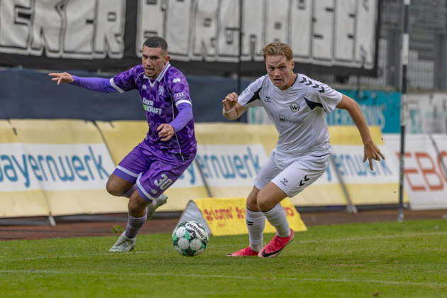 Burghausen, Germany, August 25, 2026, Toto Cup, 2026–2027 Bavarian State Cup, Round of 16: SV Wacker Burghausen vs. FC Ingolstadt 04. Pictured, from left, in a tackle: Ognjen Drakulic (FCI) and Benedikt Schwarzensteiner (Burghausen)at Flatbuy Stadium, Bavaria Copyright: xFotostandx xSchäferx