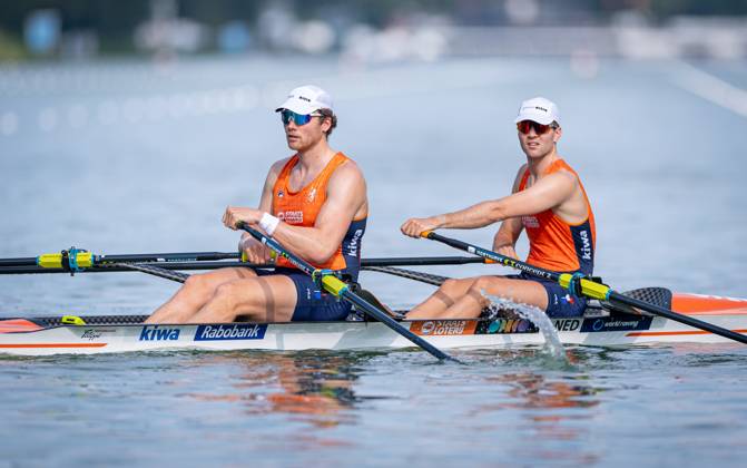 AMSTERDAM - Melvin Twellaar and Simon van Dorp prior to the women s double sculls semi-final on the third day of the World Rowing Championships at the Bosbaan in the Amsterdam Forest. IRIS VAN DEN BROEK ANP xVIxANPxSportx xxANPxIVx 566311360 originalFilename: 566311360.jpg