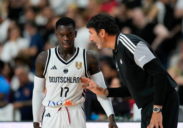 Dennis Schroder (Deutschland, 17) spricht mit Alex Mumbru (Deutschland, Cheftrainer). GER, Deutschland vs Niederlande, Basketball, Länderspiel, World Cup European Qualifiers, LANXESS arena, Köln, 27.08.2026 Foto: HMB Media Scott W. Coleman Köln LANXESS arena Nordrhein-Westfalen GER Copyright: xScottxW.xColemanx