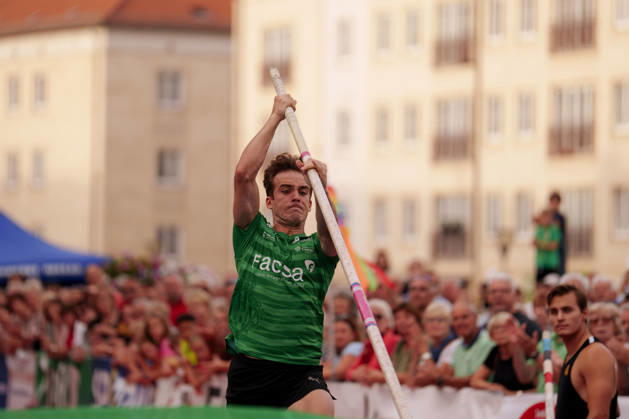 6th International DVV Stadtwerke Pole Vault Meeting: Alex Gracia (ESP) as he plants the pole on August 27, 2026, at the Marktplatz in Dessau, Dessau-Roßlau, Saxony-Anhalt, Dessau-Roßlau, Marktplatz, Dessau, Saxony-Anhalt, Germany