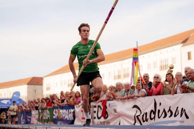 6th International DVV Stadtwerke Pole Vault Meet: Alex Gracia (ESP) during his approach on August 27, 2026, at the Marktplatz in Dessau, Dessau-Roßlau, Saxony-Anhalt, Dessau-Roßlau, Marktplatz, Dessau, Saxony-Anhalt, Germany