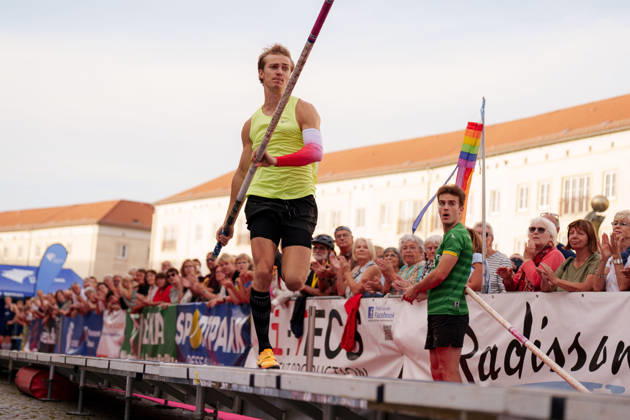 6th International DVV Stadtwerke Pole Vault Meeting: Bartosz Marciniewicz (POL) during his run-up on August 27, 2026, at the Marktplatz in Dessau, Dessau-Roßlau, Saxony-Anhalt, Dessau-Roßlau, Marktplatz, Dessau, Saxony-Anhalt, Germany