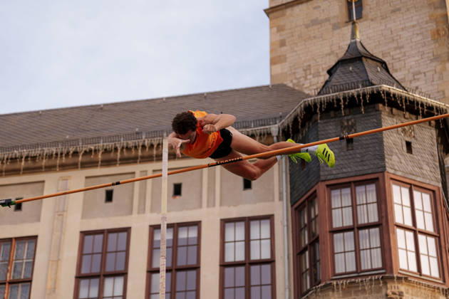 6th International DVV Stadtwerke Pole Vault Meeting: Cole Walsh (USA) clearing the bar on August 27, 2026, at the Marktplatz in Dessau, Dessau-Roßlau, Saxony-Anhalt, Dessau-Roßlau, Marktplatz, Dessau, Saxony-Anhalt, Germany