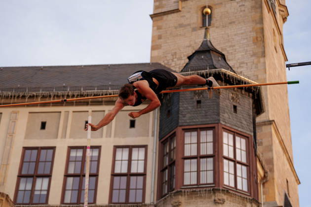 6th International DVV Stadtwerke Pole Vault Meeting: Marec Metzger of TSV Gräfelfing knocks the bar off on August 27, 2026, at the Marktplatz in Dessau, Dessau-Roßlau, Saxony-Anhalt, Dessau-Roßlau, Marktplatz, Dessau, Saxony-Anhalt, Germany