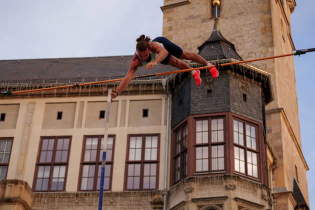 6th International DVV Stadtwerke Pole Vault Meeting: Robin Emig (FRA) clearing the bar on August 27, 2026, at the Marktplatz in Dessau, Dessau-Roßlau, Saxony-Anhalt, Dessau-Roßlau, Marktplatz, Dessau, Saxony-Anhalt, Germany