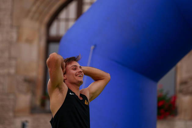 6th International DVV Stadtwerke Pole Vault Meeting: Marec Metzger of TSV Gräfelfing holds his head in his hands on August 27, 2026, at the Market Square in Dessau, Dessau-Roßlau, Saxony-Anhalt, Dessau-Roßlau, Market Square, Dessau, Saxony-Anhalt, Germany