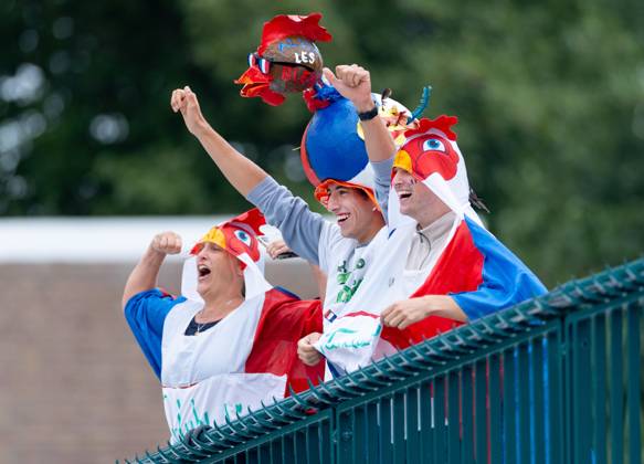AMSTERDAM - French fans on the fifth day of the World Rowing Championships at the Bosbaan in the Amsterdam Forest. IRIS VAN DEN BROEK ANP xVIxANPxSportx xxANPxIVx 566421983 originalFilename: 566421983.jpg