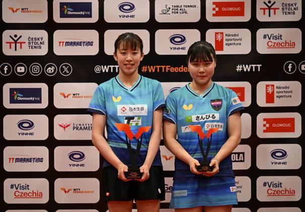 From left winner Rin Mende of Japan and Misuzu Takeya of Japan pose to photographers after the women s singles Table tennis, Tischtennis final at the WTT Feeder in Olomouc, Czech Republic, on August 28, 2026. (CTKxPhoto LudekxPerina) CTKPhotoP2026082806497  CTKPhotoP2026082806497