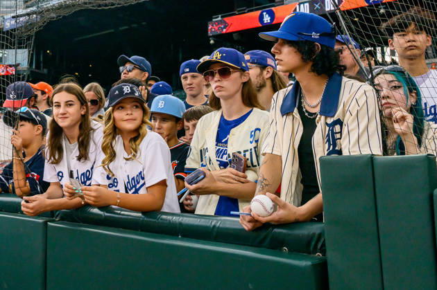 Aug 28, 2026; Detroit, Michigan, USA; Dodgers and TIgers fans wait near the dugout hoping to see some MLB, Baseball Herren, USA stars come sign autographs at Comerica Park. Mandatory Credit: -Cal Media MLB 2026: Dodgers Vs Tigers AUG 28  - ZUMAc04_ 20260828_zma_c04_001 Copyright: xAllanxDranbergx