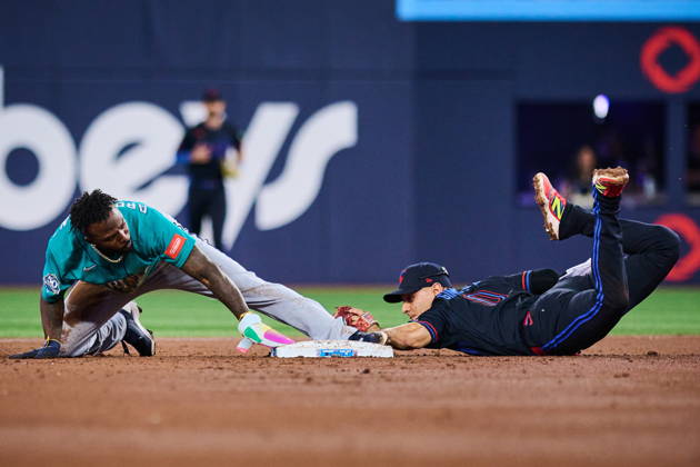 August 28, 2026, Toronto, On, Canada: Seattle Mariners Randy Arozarena (left) is caught stealing second base by Toronto Blue Jays shortstop Andres Gimenez (0) during third inning MLB, Baseball Herren, USA baseball action in Toronto, on Friday, Aug. 28, 2026. Canada News - August 28, 2026  - ZUMAc35_ 20260828_zaf_c35_073 Copyright: xSammyxKoganx