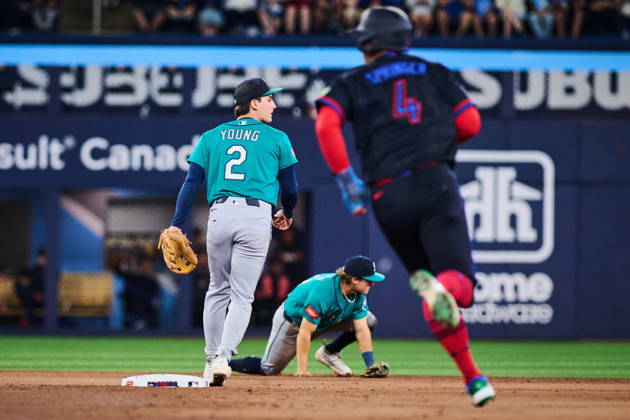 August 28, 2026, Toronto, On, Canada: Seattle Mariners second baseman Cole Young (2) and shortstop Brock Rodden (90) look on as Toronto Blue Jays George Springer (4) runs on an RBI single by Myles Straw, not shown, during seventh inning MLB, Baseball Herren, USA baseball action in Toronto, on Friday, Aug. 28, 2026. Canada News - August 28, 2026 - ZUMAc35_ 20260828_zaf_c35_078 Copyright: xSammyxKoganx