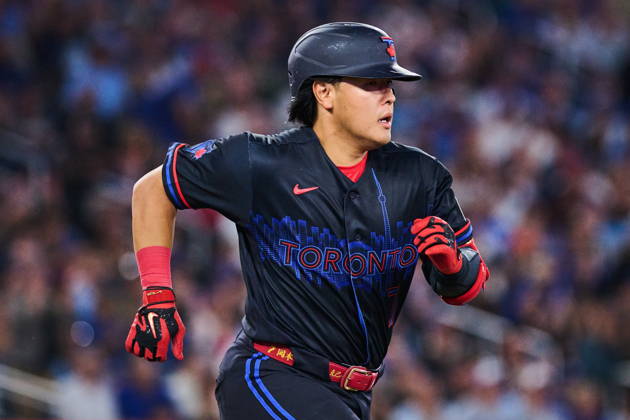 August 28, 2026, Toronto, On, Canada: Toronto Blue Jays Kazuma Okamoto (7) sprints to first base as he brings in a run on a fielding error by Seattle Mariners J.P. Crawford, not shown, during seventh inning MLB, Baseball Herren, USA baseball action in Toronto, on Friday, Aug. 28, 2026. Canada News - August 28, 2026 - ZUMAc35_ 20260828_zaf_c35_081 Copyright: xSammyxKoganx