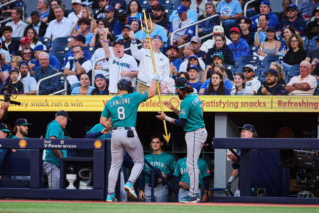 August 28, 2026, Toronto, On, Canada: Seattle Mariners Dominic Canzone (8) celebrates with his team after hitting a solo home run against the Toronto Blue Jays during first inning MLB, Baseball Herren, USA baseball action in Toronto, on Friday, Aug. 28, 2026. Canada News - August 28, 2026 - ZUMAc35_ 20260828_zaf_c35_100 Copyright: xSammyxKoganx