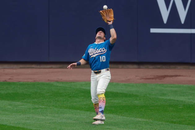 August 28, 2026, Milwaukee, Wisconsin, USA: Milwaukee Brewers right fielder SAL FRELICK (10) catches a fly ball in a baseball game, Friday, Aug. 28, 2026, in Milwaukee, Wisconsin. MLB, Baseball Herren, USA 2026 - Rangers 1:6 Brewers - ZUMAa325 20260828_zsa_a325_001 Copyright: xDavidxBalleringxIix