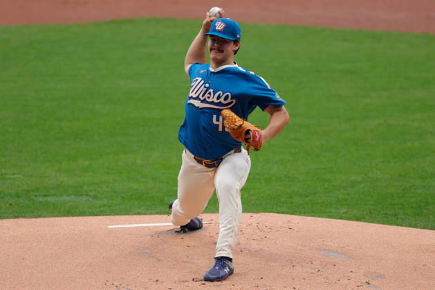 August 28, 2026, Milwaukee, Wisconsin, USA: Milwaukee Brewers pitcher LOGAN HENDERSON (43) pitches in a baseball game, Friday, Aug. 28, 2026, in Milwaukee, Wisconsin. Milwaukee USA - ZUMAa325 20260828_zsa_a325_004 Copyright: xDavidxBalleringxIix