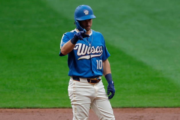 August 28, 2026, Milwaukee, Wisconsin, USA: Milwaukee Brewers right fielder SAL FRELICK (10) hits a double during the second inning in a baseball game, Friday, Aug. 28, 2026, in Milwaukee, Wisconsin. Milwaukee USA - ZUMAa325 20260828_zsa_a325_010 Copyright: xDavidxBalleringxIix