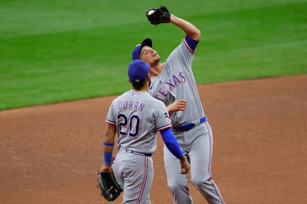 August 28, 2026, Milwaukee, Wisconsin, USA: Texas Rangers shortstop COREY SEAGER (5) catches a fly ball in a baseball game, Friday, Aug. 28, 2026, in Milwaukee, Wisconsin. Milwaukee USA - ZUMAa325 20260828_zsa_a325_015 Copyright: xDavidxBalleringxIix
