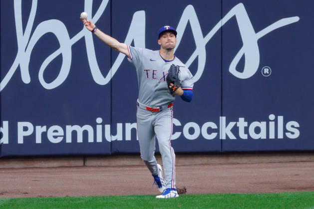 August 28, 2026, Milwaukee, Wisconsin, USA: Texas Rangers center fielder EVAN CARTER (32) throws the ball in a baseball game, Friday, Aug. 28, 2026, in Milwaukee, Wisconsin. Milwaukee USA - ZUMAa325 20260828_zsa_a325_019 Copyright: xDavidxBalleringxIix