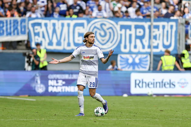 August 29, 2026, GER, Soccer, Men’s, 3rd Division, 2026–2027 season, MSV Duisburg vs. FC Würzburger Kickers, Joshua Bitter (Duisburg) gesturing, gestures while in action with the ball, individual play, Duisburg, Schauinsland, Reisen Arena, North Rhine-Westphalia, Germany Copyright: xAdrianxSchlüterx