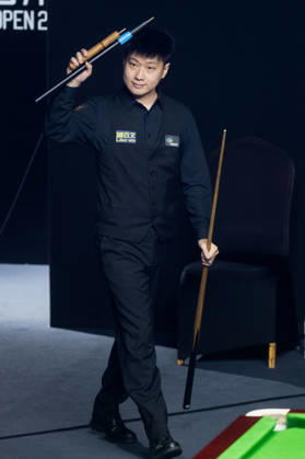 (260829) -- WUHAN, Aug. 29, 2026 -- Zhao Xintong greets spectators before the final match between Zhao Xintong of China and Chang Bingyu of China at Wuhan Open 2026 snooker tournament in Wuhan, central China s Hubei Province, Aug. 29, 2026. ) (SP)CHINA-SNOOKER-WUHAN OPEN (CN) XiaoxYijiu 