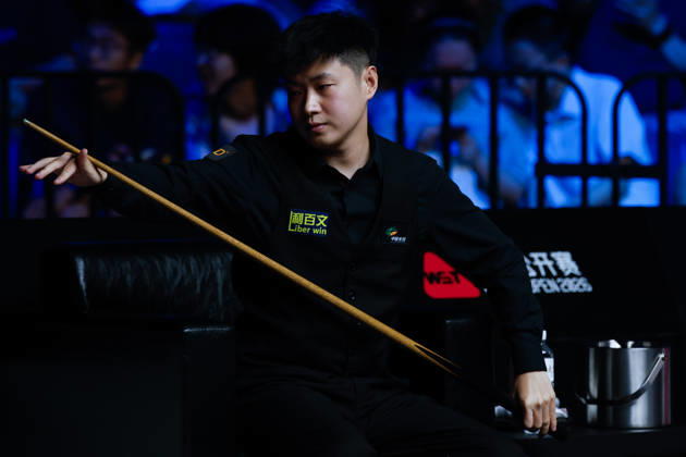 (260829) -- WUHAN, Aug. 29, 2026 -- Zhao Xintong gestures during the final match between Zhao Xintong of China and Chang Bingyu of China at Wuhan Open 2026 snooker tournament in Wuhan, central China s Hubei Province, Aug. 29, 2026. ) (SP)CHINA-SNOOKER-WUHAN OPEN (CN) WuxZhizun 
