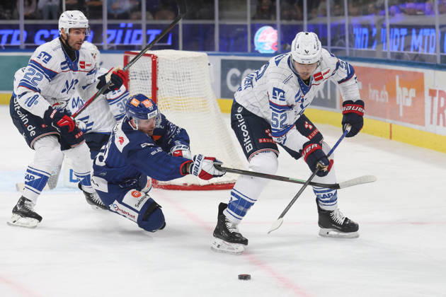 August 29, 2026, Zurich, SWITZERLAND, Swiss Life Arena, 2026–2027 Ice Hockey Season, Exhibition Game: ZSC Lions vs. Adler Mannheim—Matthias Plachta (left, Adler) vs. Jesper Froeden (center, ZSC Lions) and Nicolas Mattinen (Adler)
