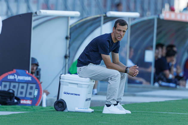 Sergio Ferreira head coach Of Fc Alverca seen during Betclic League game between teams of Fc Alverca and CD Santa Clara in complexo desportivo Fc Alverca (Luis Loureiro Ball Raw Images) Alverca Complexo Desportivo Fc Alverca Portugal Copyright: xLuisxLoureirox LuisloureiroALVERCAStaclara-2578