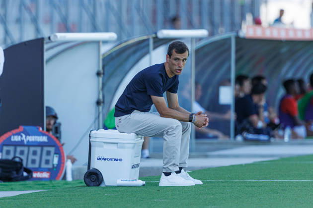 Sergio Ferreira head coach Of Fc Alverca seen during Betclic League game between teams of Fc Alverca and CD Santa Clara in complexo desportivo Fc Alverca (Luis Loureiro Ball Raw Images) Alverca Complexo Desportivo Fc Alverca Portugal Copyright: xLuisxLoureirox LuisloureiroALVERCAStaclara-2579