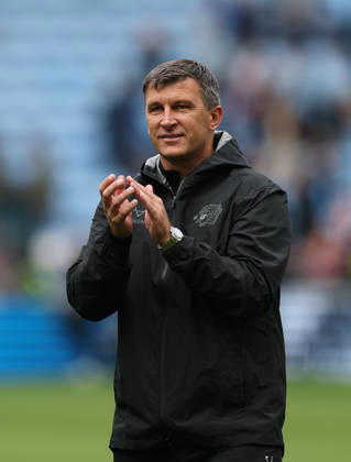 Coventry City v Hull City Premier League Hull City Manager Sergej Jakirovic thanks the fans after the game during the Premier League match at the Coventry Building Society Arena, Coventry 29 08 2026 UK Newspapers OUT Copyright: xAndyxSumnerx FIL-23836-0218