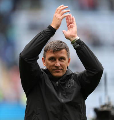 Coventry City v Hull City Premier League Hull City Manager Sergej Jakirovic thanks the fans after the game during the Premier League match at the Coventry Building Society Arena, Coventry 29 08 2026 UK Newspapers OUT Copyright: xAndyxSumnerx FIL-23836-0222