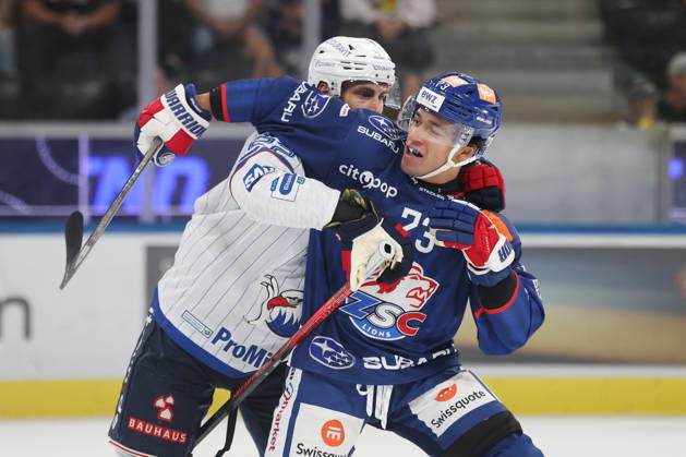 August 29, 2026, Zurich, SWITZERLAND, Swiss Life Arena, 2026–2027 Ice Hockey Season, Exhibition Game: ZSC Lions vs. Adler Mannheim, Matthias Plachta (Adler) battles Kimo Gruber (ZSC)