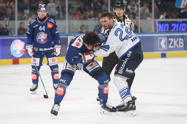 August 29, 2026, Zurich, SWITZERLAND, Swiss Life Arena, 2026–2027 Ice Hockey Season, Exhibition Game: ZSC Lions vs. Adler Mannheim, Matthias Plachta (Adler) battles Kimo Gruber (ZSC)