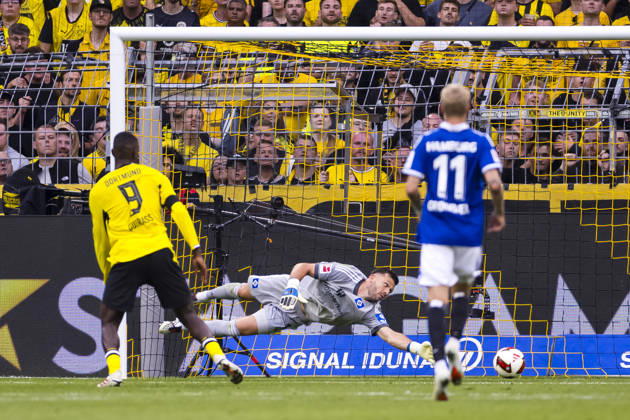 August 29, 2026, Soccer, Matchday 1 of the 1st Bundesliga, Borussia Dortmund vs. Hamburger SV: Goalkeeper Daniel Heuer Fernandes of Hamburger SV is unable to stop the shot by Giannis Konstantelias of Borussia Dortmund. Dortmund, Signal Iduna Park, North Rhine-Westphalia, Germany. xRHR PHOTO DEx Copyright: DennisxEwert RHR-FOTOx RHR-FOTO DE