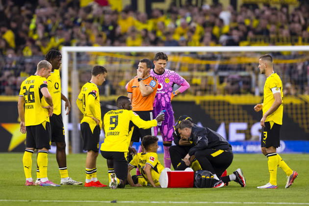 August 29, 2026, Soccer, Matchday 1 of the 1st Bundesliga, Borussia Dortmund vs. Hamburger SV; Giannis Konstantelias of Borussia Dortmund receives medical attention and is then substituted; Dortmund, Signal Iduna Park, North Rhine-Westphalia, Germany; xRHR PHOTO DEx Copyright: DennisxEwert RHR-FOTOx RHR-FOTO DE