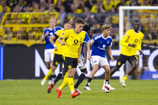 August 29, 2026, Soccer, Matchday 1 of the 1st Bundesliga, Borussia Dortmund vs. Hamburger SV, Giannis Konstantelias, Borussia Dortmund passes the ball away and then collapses, Dortmund, Signal Iduna Park, North Rhine-Westphalia, Germany, xRHR, PHOTO DEx Copyright: DennisxEwert RHR-FOTOx RHR-FOTO DE