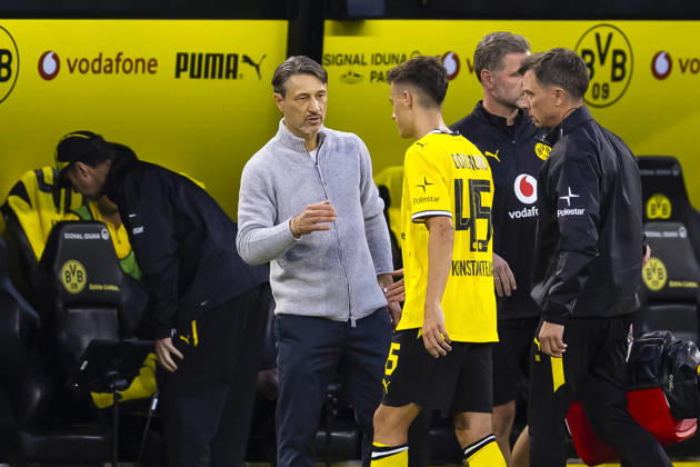 August 29, 2026, Soccer, Matchday 1 of the 1st Bundesliga, Borussia Dortmund vs. Hamburger SV; Coach Niko Kovac; Borussia Dortmund inquires about the injured Giannis Konstantelias; Borussia Dortmund, Signal Iduna Park, North Rhine-Westphalia, Germany; xRHR PHOTO DEx Copyright: DennisxEwert RHR-FOTOx RHR-FOTO DE